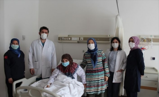 Sakarya'da 72 yaşındaki kadın serbest doku nakliyle ayağını kaybetmekten kurtuldu