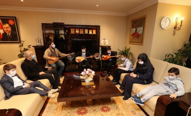 Suriyeli görme engelli kardeşler bağlama eşliğinde “Türkiye'm“ şarkısını seslendirdi