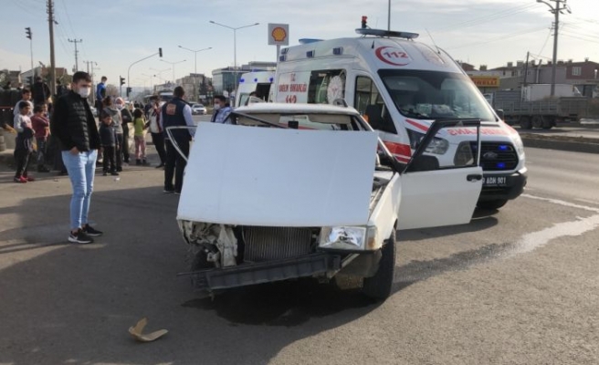 Tekirdağ'da otomobil ile hafif ticari araç çarpıştı: 5 yaralı