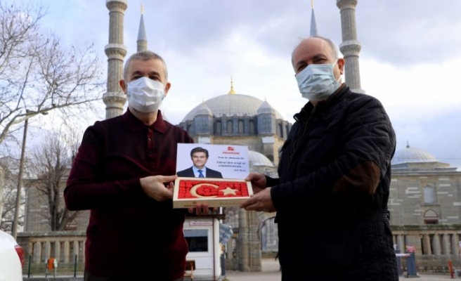 Ünlü Türk cerrahı Öz için Osmanlı'nın şifalı helvası “devai-misk“ten Türk bayrağı yapıldı