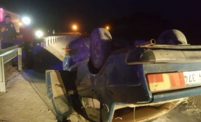 Balıkesir'de yol kenarına devrilen araçta sıkışan sürücü, itfaiye tarafından kurtarıldı