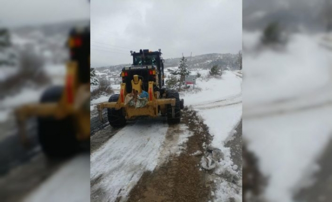 Balıkesir'de yolu kardan kapanan kırsal mahallede felç geçiren hasta ekiplerin yardımıyla hastaneye ulaştırıldı