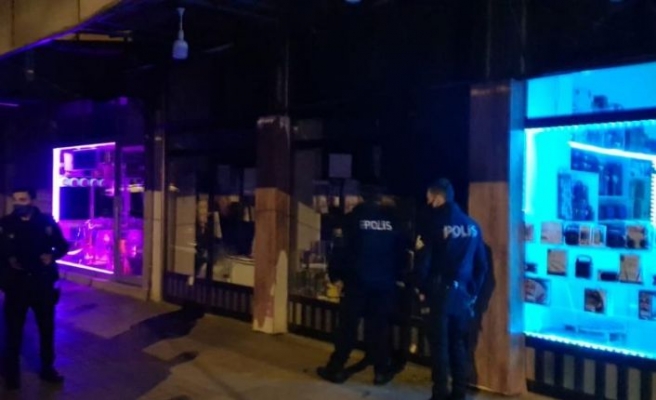 Bursa'da dükkanın camlarını kıran iki kişi kovalamaca sonucu yakalandı