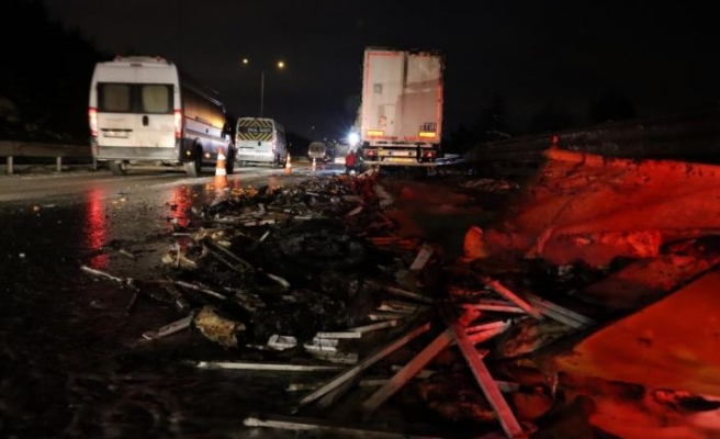 Bursa'da içerisinde kimyasal maddelerin bulunduğu tır yandı