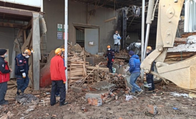 Bursa'da mobilya fabrikasında patlama sonucu yangın çıktı, bir işçi öldü, 6 kişi yaralandı