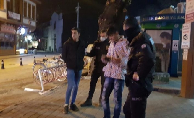 Bursa'da sokağa çıkma kısıtlamasını ihlal eden şahısların üzerinde hassas terazi ve uyuşturucu madde bulundu