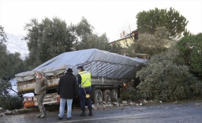 Bursa'da tırla çarpışan otomobildeki 2 kişi yaralandı