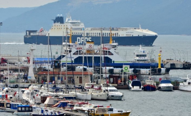 Çanakkale açıklarında yangın çıkan Ro-Ro gemisi hasar tespit çalışmaları için İstanbul'a gidiyor