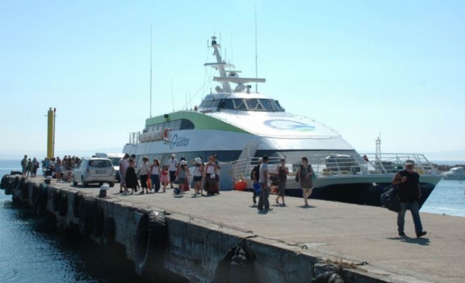 Çanakkale Boğazı'ndaki gemi trafiği görüş mesafesinin normale dönmesiyle açıldı