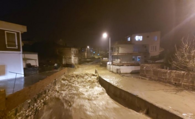 Çanakkale'de sağanak nedeniyle bazı ev ve iş yerlerini su bastı