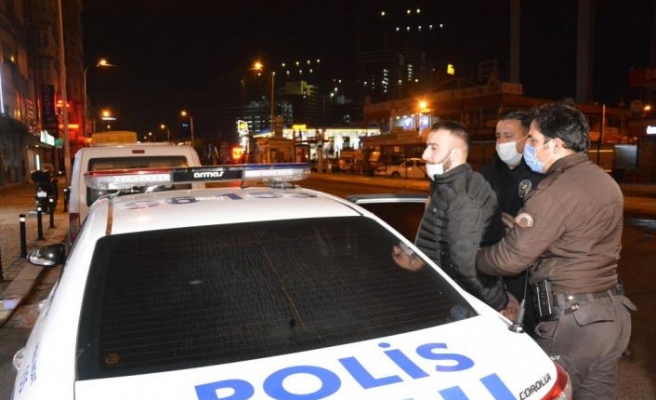 Çekmeköy'de polisten kaçan otomobildeki 2 kişi gözaltına alındı