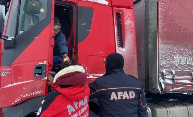 Edirne'de AFAD, yolda kalan tır sürücülerine kumanya dağıttı