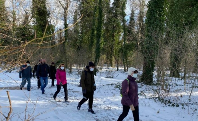 Edirne'de doğaseverler sezonun ilk yürüyüşünü karda yaptı