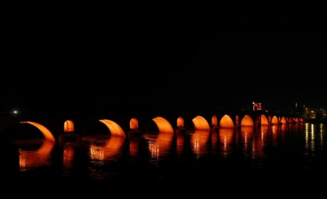 Edirne'nin gerdanlıkları Meriç ve Tunca köprüleri rengarenk ışıklandırıldı