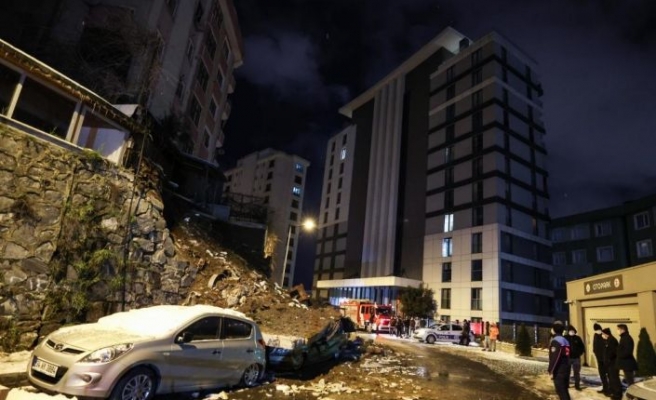 Kağıthane'de istinat duvarının çökmesi sonucu 4 araç zarar gördü