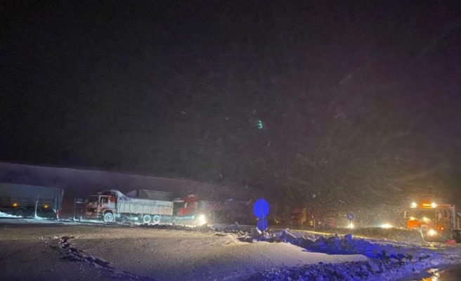 Kar ve tipiden kapanan Balıkesir-Susurluk kara yolunu açma çalışmaları sürüyor