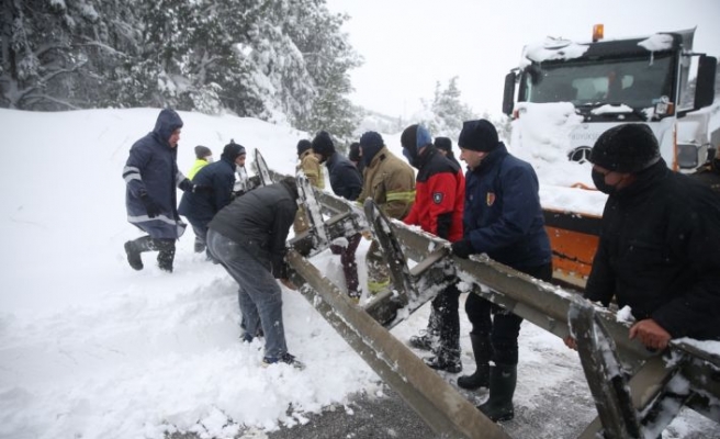 Kar ve tipiden saatlerdir kapalı olan Balıkesir-Susurluk yolunda kalan araçlar için bariyerler kesildi