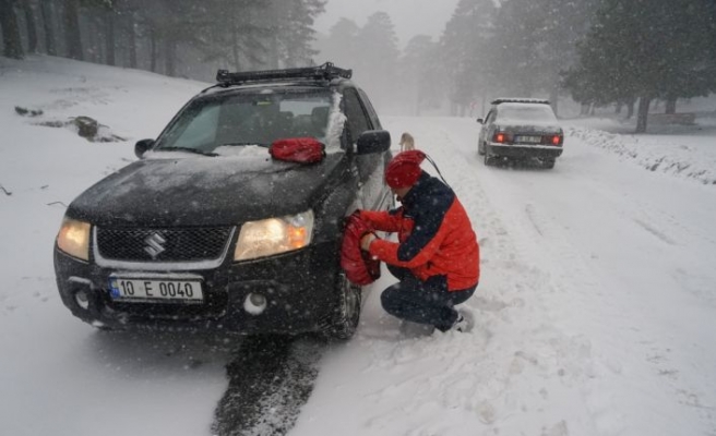 Kazdağları'nda yoğun kar nedeniyle çok sayıda araç mahsur kaldı