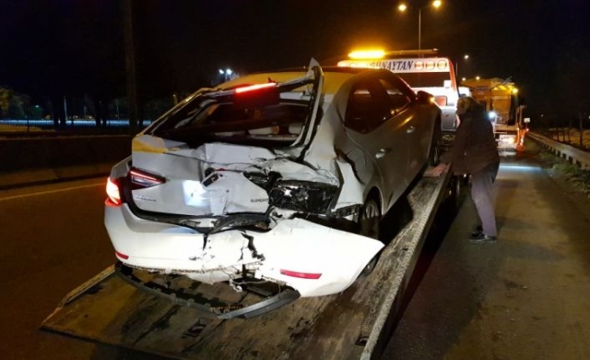 Kocaeli'de 3 aracın karıştığı trafik kazasında 2 kişi yaralandı