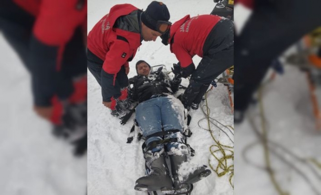Kocaeli'de kayak yaparken pistten çıkarak karda mahsur kalan turisti JAK timi kurtardı