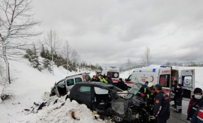 Kocaeli'de otomobil ile hafif ticari araç çarpıştı: 4 yaralı