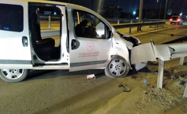Sağlık personelini taşıyan hafif ticari araç refüje çarptı: 2 yaralı