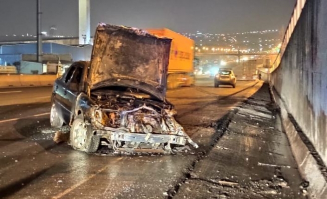 Kocaeli'de trafik kazasında alev alan otomobil yandı
