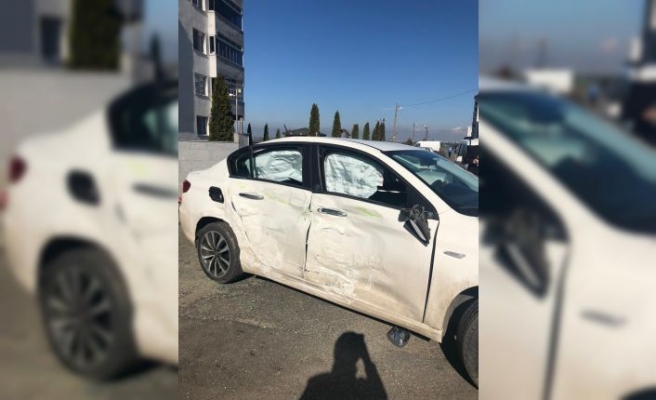 Tekirdağ'da halk otobüsüyle çarpışan otomobil yayalara çarptı: 2 yaralı