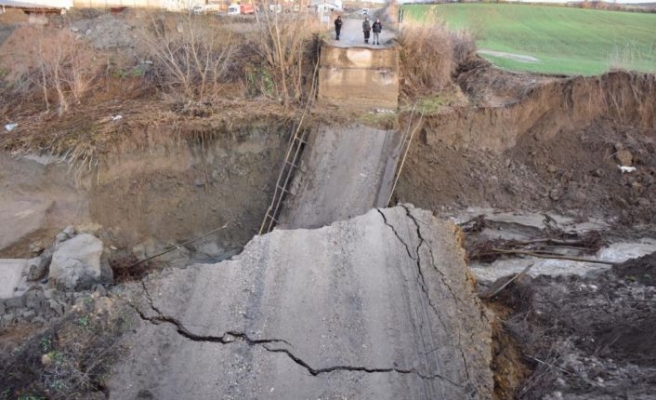 Tekirdağ'da şiddetli yağış bir köprünün yıkılmasına neden oldu
