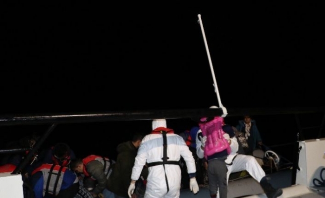 Ayvacık açıklarında Yunan sahil güvenliğinin Türk kara sularına geri ittiği 20 sığınmacı kurtarıldı