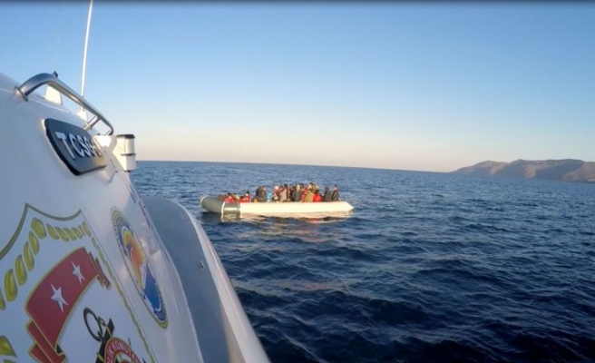 Ayvacık açıklarında Yunan sahil güvenliğinin Türk kara sularına geri ittiği 82 sığınmacı kurtarıldı