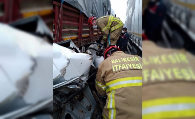 Balıkesir'de kamyon ile tırın arasında sıkışan otomobilin sürücüsü öldü