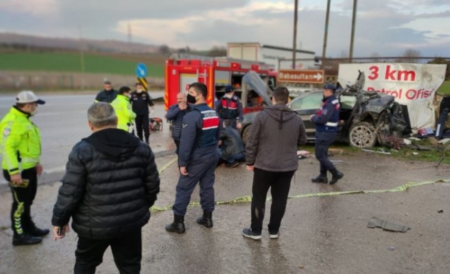 Bursa'da kontrolden çıkarak fabrika duvarına çarpan otomobilin sürücüsü öldü