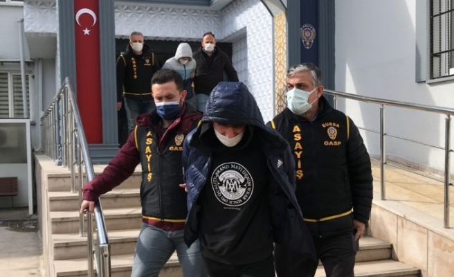 Bursa'da PTT şubesinden silahlı soygun yapan 2 şüpheli yakalandı