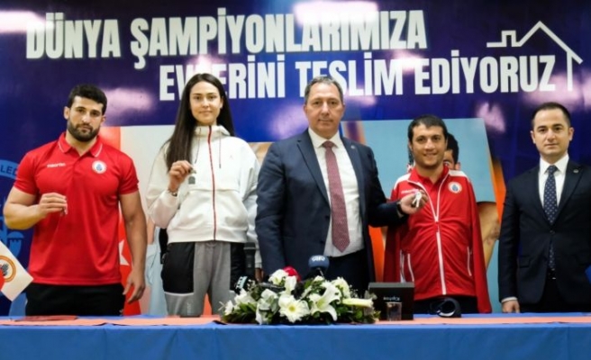 İstanbul Büyükşehir Belediyespor, dünya şampiyonu sporcularına ev ödüllerini takdim etti