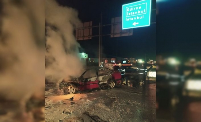 Kırklareli'nde tıra çarparak alev alan otomobildeki 3 kişi yaralandı
