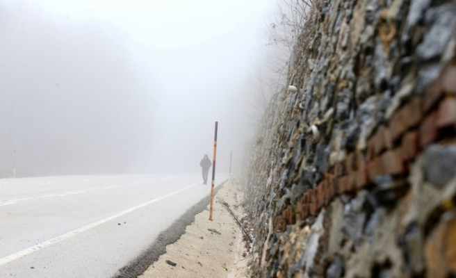 Kırklareli'nde yoğun sis, görüş mesafesini 30 metrenin altına düşürdü