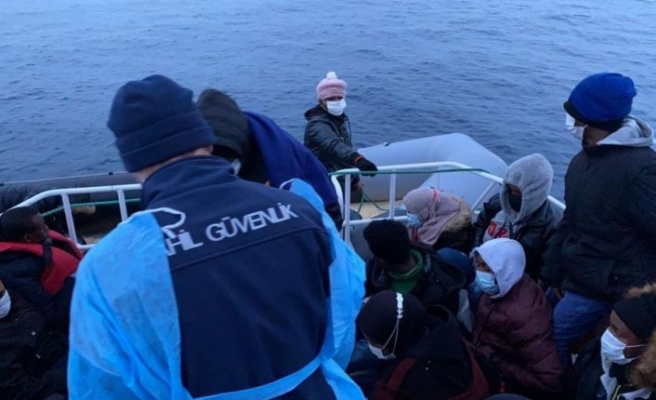 Ayvalık açıklarında Türk kara sularına geri itilen 68 sığınmacı kurtarıldı