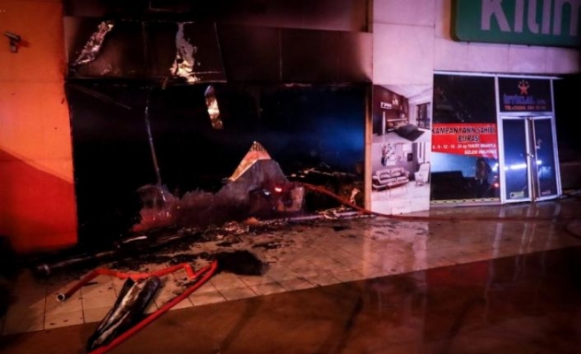 Bursa'da 2 katlı mobilya dükkanında çıkan yangın söndürüldü