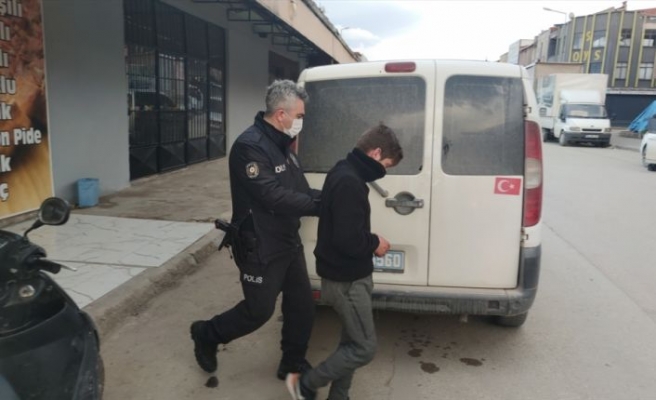 Bursa'da büfeden hırsızlık yaptığı öne sürülen şüpheliyi esnaf yakaladı