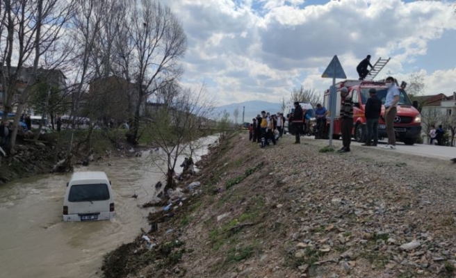 Bursa'da dereye düşen minibüste mahsur kalan kişi kurtarıldı