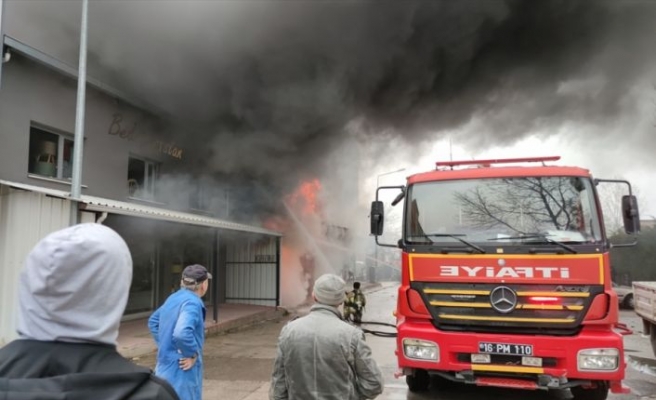 Bursa'da sünger deposunda çıkan yangın söndürüldü