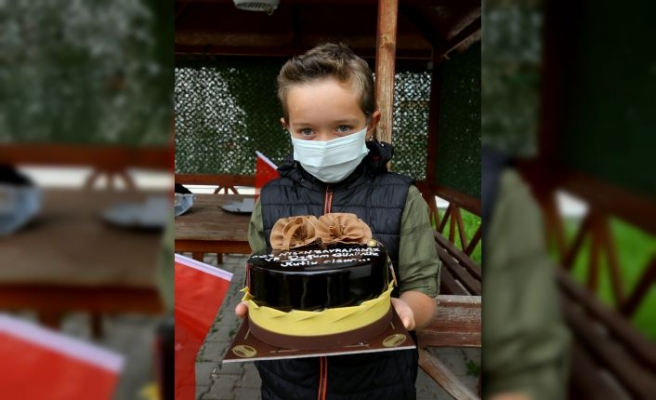 Kırklareli Valisi Bilgin'den 23 Nisan doğumlu öğrencilere pasta sürprizi