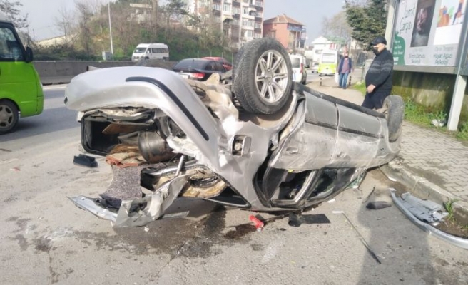 Kocaeli'de beton refüje çarpan otomobildeki 5 kişi yaralandı