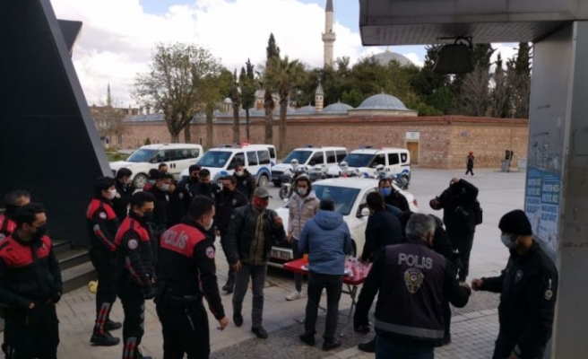 Kocaeli'de gazeteciler  “kavga“ ihbarına gelen polislere sürpriz kutlama yaptı