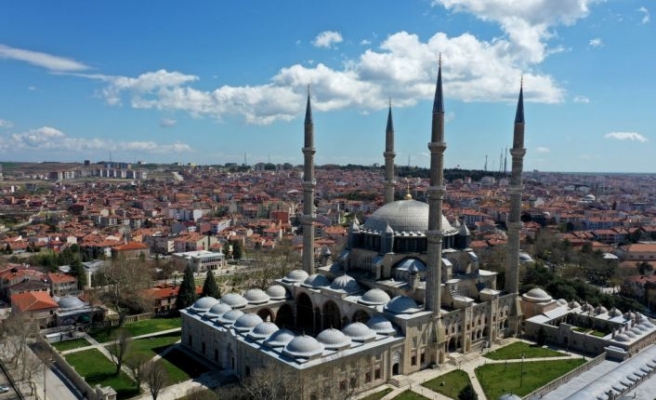 Selimiye Camisi'nde ramazan öncesi dezenfeksiyon, bahçesinde temizlik ve düzenleme çalışması yapıldı