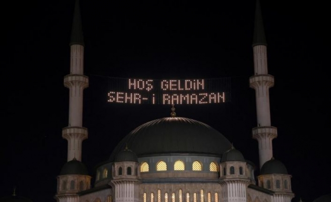 Taksim Meydanı'na yapılan camiye ilk kez ramazan mahyası asıldı
