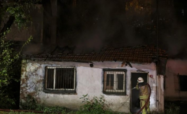 Beyoğlu'nda gecekonduda çıkan yangın söndürüldü