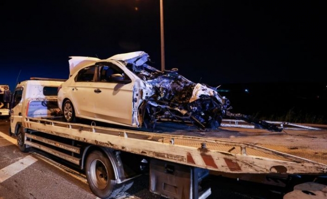 Büyükçekmece'de bariyerlere çarpan otomobilin sürücüsü öldü