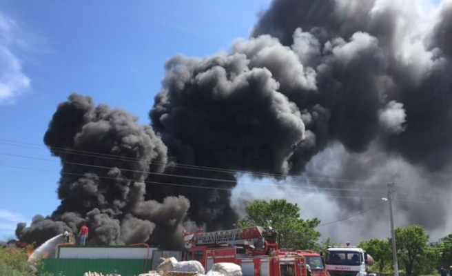 Çanakkale'de atık toplama merkezinde yangın çıktı